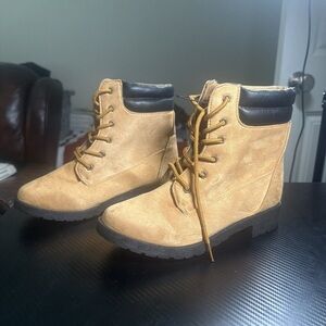 Size 6 - Women's Boots Tie Ankle High Rue21 NWT Faux Suede